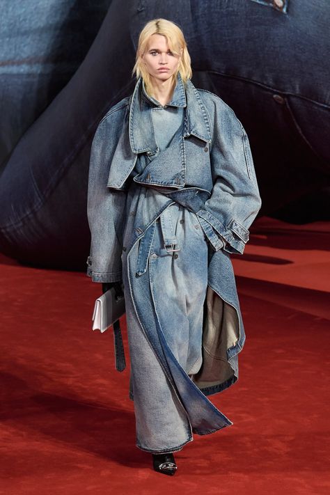 Diesel Fall 2022 Ready-to-Wear Collection | Vogue Silhouette Mode, Diesel Fashion, Runway Magazine, Denim Trench Coat, Diesel Denim, Coat Outfit, Denim Wear, Denim Trends, Fall 2022