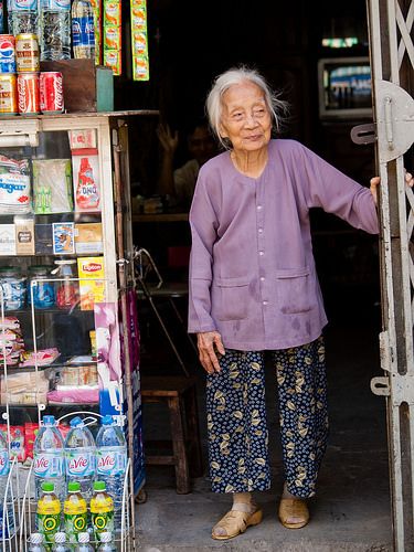 Asian Grandma Style, Asian Grandma Aesthetic, Old Lady Fashion, Grandpa Fashion, Vietnam Voyage, World Street, Grandma Fashion, Drawing People Faces, Older Women Fashion