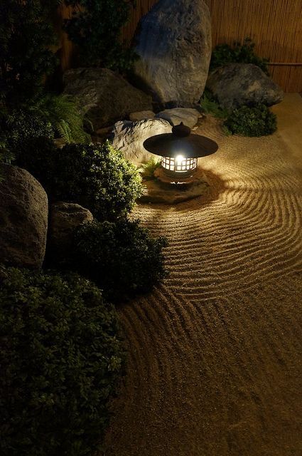 Cozy Landscaping, Garden At Night, Japanese Garden Landscape, Entrance Lighting, Outdoor Entrance, Zen Garden Design, Japanese Zen Garden, Meditation Garden, Japan Garden