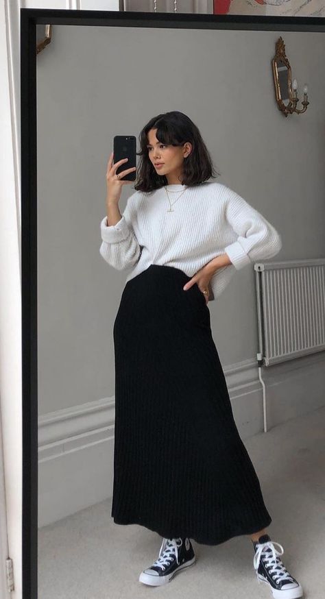 Smart Casual Long Skirt Work Outfits, Autumn Outfits With Skirts Long, Fall Long Black Skirt Outfits, Long Black Midi Skirt Outfit, Long Flowy Skirt Outfit Winter, Midi Skirt With Sneakers Street Style, Outfits With Long Black Skirts Summer, Winter Black Maxi Skirt Outfit, Black Maxi Skirt Outfit 2023