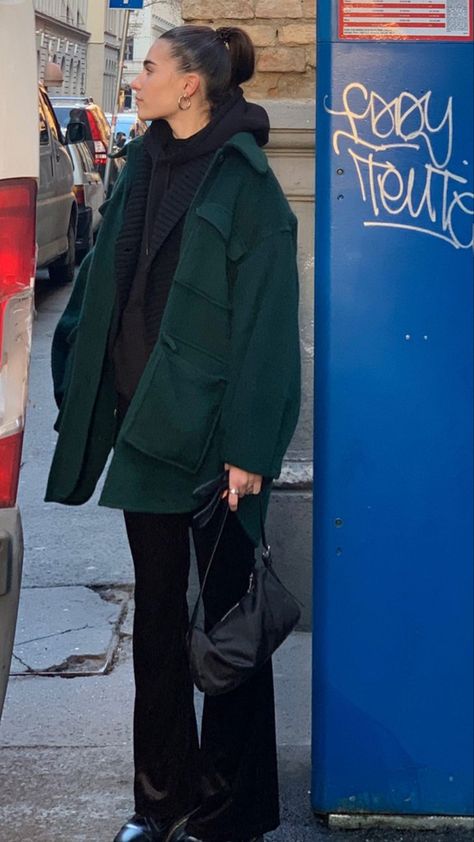 Dark Green Outfit Color Combos, Dark Green Coat Outfit, Green Winter Jacket Outfit, Dark Green Jacket Outfit, Dark Green Outfit Aesthetic, Dark Green Outfit Ideas, Deep Winter Color Palette Outfits, Dark Green Leather Jacket, Green Coat Outfit