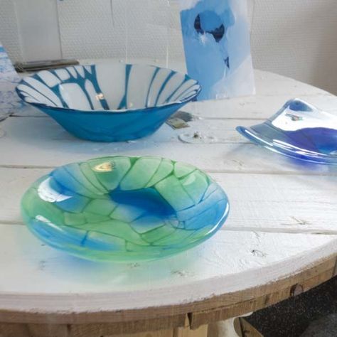 blue Fused Glass Dishes, Slumped Glass, Fused Glass Bowl, Fused Glass Plates, Glass Fusion Ideas, Fused Glass Artwork, Kiln Formed Glass, Glass Fusing Projects, Wine Glass Art