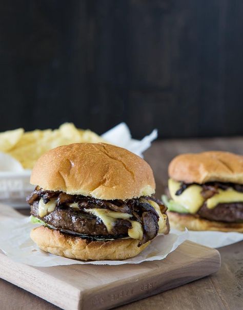 Caramelized onion gouda burger Gouda Burger, Best Burger Recipe, Gourmet Burgers, Pub Food, Caramelized Onion, Burgers Sandwiches, Beef Burgers, Good Burger, Corn Dogs