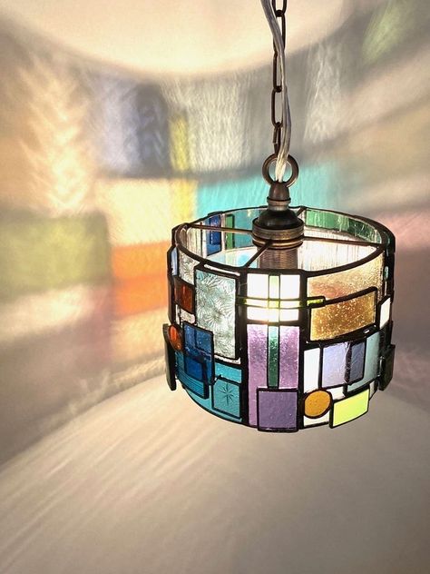 Stained Glass Art Diy, Modern Stained Glass Art, Stained Glass Modern, Stained Glass Lampshade, Lampshade Diy, Stain Glass Art, Stained Glass Lighting, Geometric Aesthetic, Stained Glass Lamp