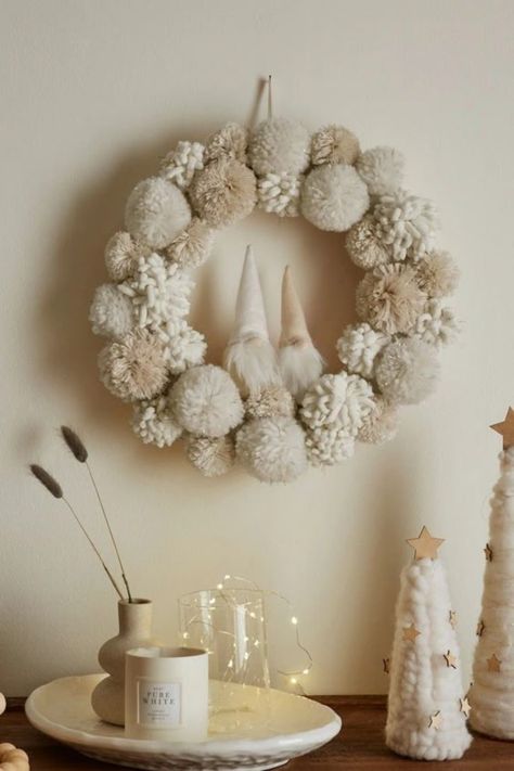 Soft Pom-Pom Christmas Wreath Pompom Christmas Decorations, Pom Pom Wreath Diy, Ferris Wheel Decor, Minimal Christmas Decor, Wine Cork Christmas Tree, Diy Christmas Decor Ideas, Cork Christmas Trees, Pom Wreath, Diy Christmas Decor