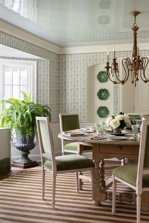 Spring Living Room, Chic Dining Room, Classic Dining Room, Traditional Dining Rooms, Dining Room Hutch, Casual Dining Rooms, Timeless Interiors, Inspiring Interiors, Oyster Plates