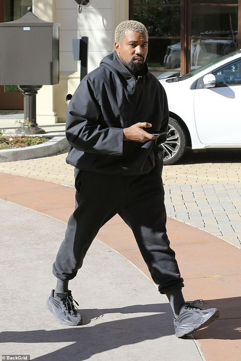 Kanye West Outfits, Kanye Fashion, Kanye West Style, Yeezy Fashion, Yeezy Outfit, Western Outfits Men, Robert Kardashian, Black Sweats, Teen Choice Awards