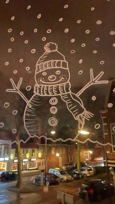 Xmas Window Drawing Ideas, Snowman Window Decoration, Window Christmas Art Ideas, Window Christmas Decor Ideas Drawing, Draw Window Christmas, Window Christmas Drawing Ideas, Winter Window Drawing Ideas, Christmas Window Display Drawing, Christmas Drawings On Windows