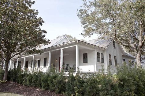 Ultimate indoor/outdoor bungalow living in South Carolina Heather Wilson, Modern Farmhouse Cottage, Coastal Cottage Style, Outdoor Cabana, Cool House, Old Village, Bungalow Homes, Living Vintage, Modern Bungalow