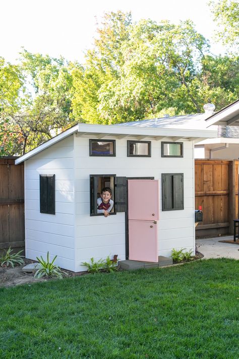 Diy Wooden Playhouse, Interior Design Cottage, Playhouse Door, Kids Shed, Kids Wooden Playhouse, Cottage Bedroom Ideas, Kids Playhouse Plans, Barn Dominium, Outside Playhouse