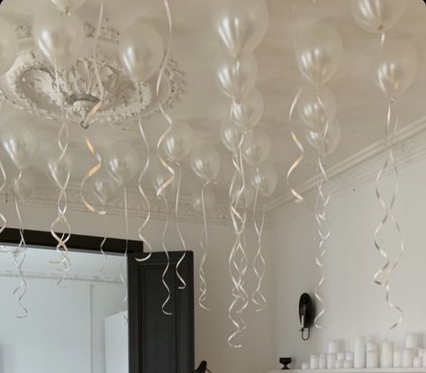 Minimal Bday Decor, Minimal Birthday Decor, Wedding Room Decorations, Party Hardy, Cute Birthday Ideas, Wedding Room, Winter Wonderland Party, White Balloons, Wonderland Party