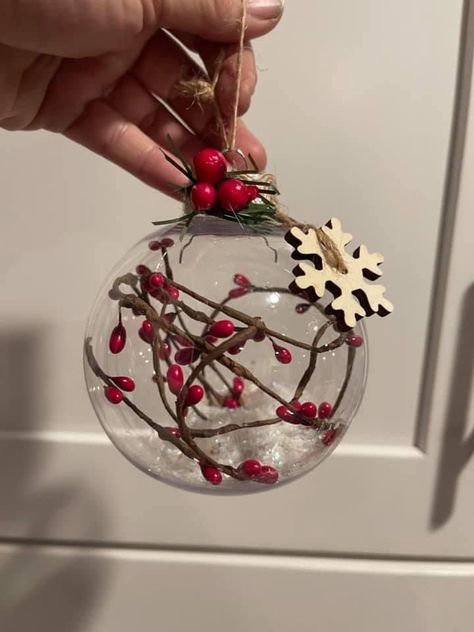 Bauble Ideas, Christmas Ball Ornaments Diy, Clear Christmas Ornaments, Christmas Party Crafts, Christmas Globes, Christmas Decorations Diy Crafts, Mercury Glass Christmas Ornaments, Kids Christmas Ornaments, Clear Ornaments