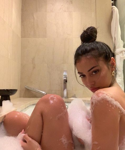 Bathtub Photography, Fire And Desire, Cindy Kimberly, Parisian Chic, Adriana Lima, Gossip Girl, Photo Inspiration, We Heart It, Mirror Selfie