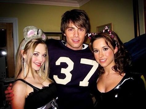 Mean Girl 3, Mean Girls Halloween, Mean Girls Aesthetic, Jonathan Bennett, Karen Smith, Lacey Chabert, 사진 촬영 포즈, Regina George, Halloween Scene