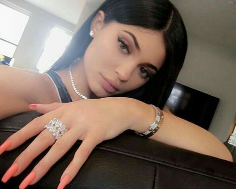 @sandramarkas1 Kylie Jenner Engagement Ring, Kylie Jenner Jewelry, Kendall Ve Kylie, Kylie Jenner Fans, Save Photos, Kylie Jenner Nails, Kloe Kardashian, Kylie J, Kylie Jenner Makeup