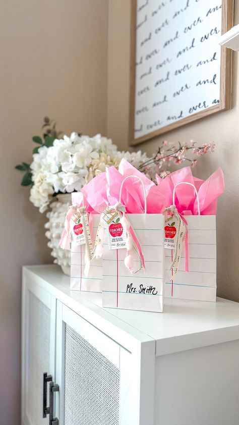 Kristen Sellentin | Easy End of year Teacher Gift Idea ✏️ Simply fill this cute pencil ✏️ gift box with a gift card and some summer essentials. Printable… | Instagram Teacher Gift Ideas Beginning Of The Year, Just Because Teacher Gifts, Preschool Teacher Gifts First Day, Gift Idea For Teacher End Of Year, Fall Gift Ideas For Teachers, Summer School Teacher Gift Ideas, Gift Ideas For Principals, Gift For Teacher End Of Year, Teacher Gift End Of Year