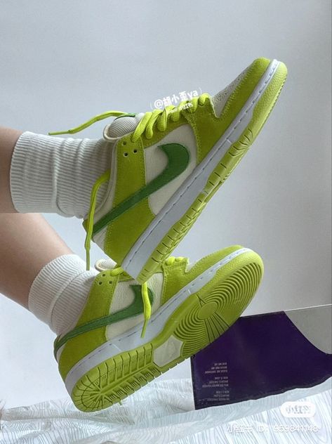 Colorful Sneakers, Trendy Shoes Sneakers, Dr Shoes, Pretty Shoes Sneakers, Kicks Shoes, Light Sneakers, All Nike Shoes, Nike Sb Dunk Low, Cute Nike Shoes