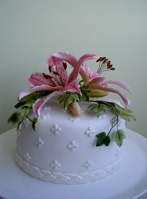 Gorgeous cake Lily Cake, Fantasy Cake, Mini Tortillas, Gorgeous Wedding Cake, Mini Cake, Little Cakes, Just Cakes, Cake Icing, Small Cake