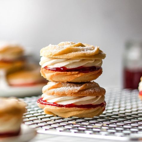 Vegan Viennese Whirls Viennese Whirls, Patisserie Vegan, Vegan Pastries, Vegan Baking Recipes, Vegan Bakery, Vegan Dessert Recipes, Vegan Cake, Vegan Sweets, Vegan Cookies