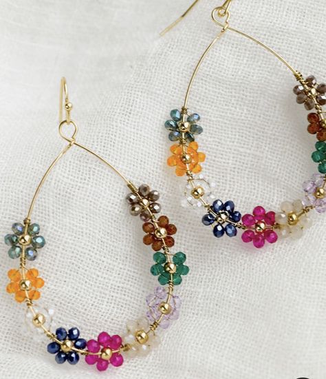 Beaded Jewelry Patterns Free, Small Gold Hoop Earrings, Beads Craft Jewelry, Beaded Necklace Designs, Jewelry Making Earrings, Diy Wire Jewelry, Earrings Inspiration, Floral Frame, Handmade Wire Jewelry