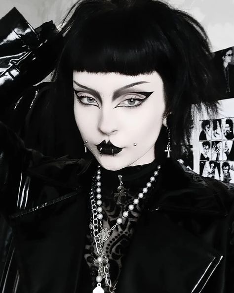 Goth Club Makeup, Trad Goth Makeup Hooded Eyes, Tradgoth Makeup 80s, Trad Goth Makeup Black Women, Easy Trad Goth Makeup, Trad Goth Makeup Ideas, Gothic Looks Outfits, Gothic Glam Makeup, Goth Prom Makeup