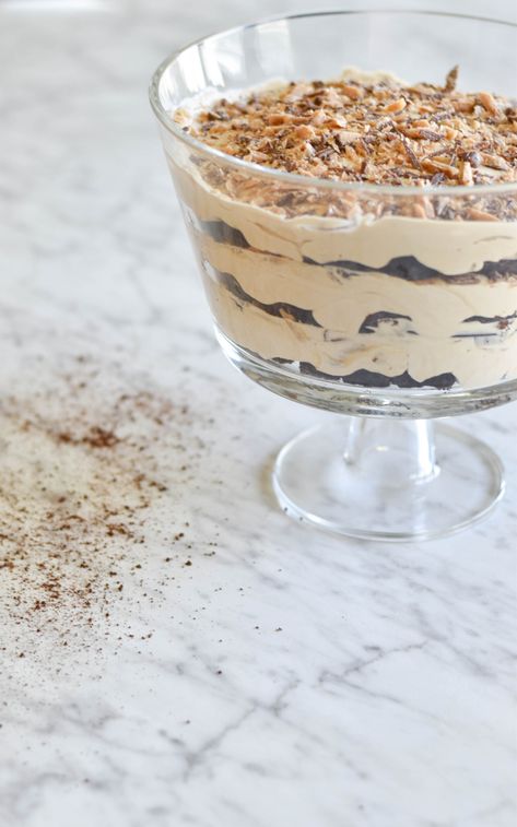 Coffee Trifle Desserts, Coffee Trifle, Toffee Dessert Recipes, Toffee Trifle, Toffee Dessert, Trifle Bowl Recipes, Coffee Toffee, Honey Lime Shrimp, Brownie Trifle