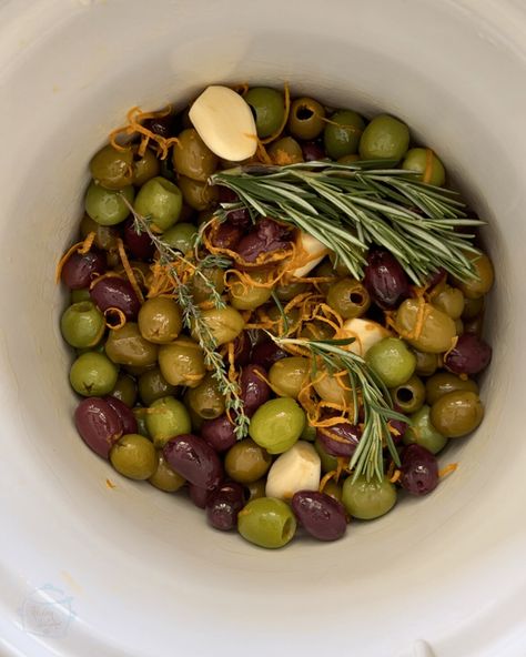 Warm Olives Appetizers, Warm Olives, Sweet Mixed Drinks, Olive Recipes Appetizers, Olive Appetizer, Delicious Crockpot Recipes, Marinated Olives, Olive Recipes, Easy Slow Cooker Recipes