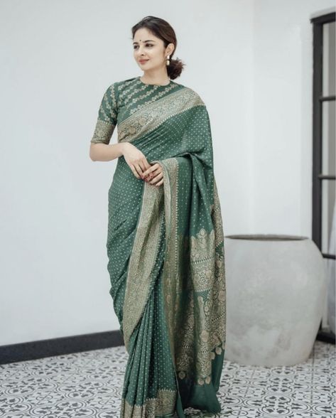 Saree For Mother, Saree For Reception, Indian Wedding Saree, Saree Fancy, Stylish Saree, Simple Saree Designs, Sari Design, Wedding Saree Blouse, New Saree Blouse Designs