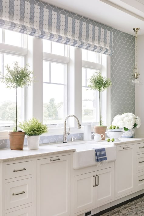 24 Backsplash Ideas for White Kitchen Cabinets Kitchen Cabinets And Backsplash, Backsplash Kitchen White Cabinets, Bria Hammel Interiors, Bria Hammel, Preppy House, Beautiful Backsplash, White Kitchen Backsplash, Style Anglais, Tropical Home