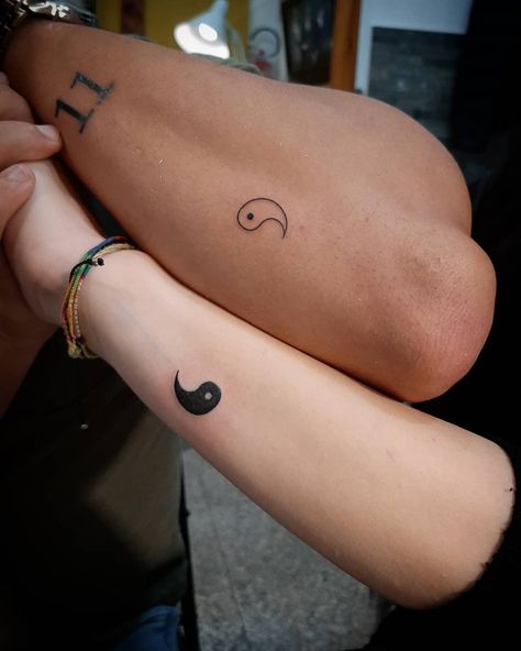 Yin Yang Tattoo Ying Yang Tattoo Brother Sister, Yin Yang Couples Tattoo, Couple Tattoo Ying Yang, Yin Yang Bestie Tattoos, Creative Yin And Yang Tattoo, Matching Tattoo Symbols, Yin Yang Tattoo For Couples, Yin Yang Tattoos Couple, Yin Yang Sibling Tattoo