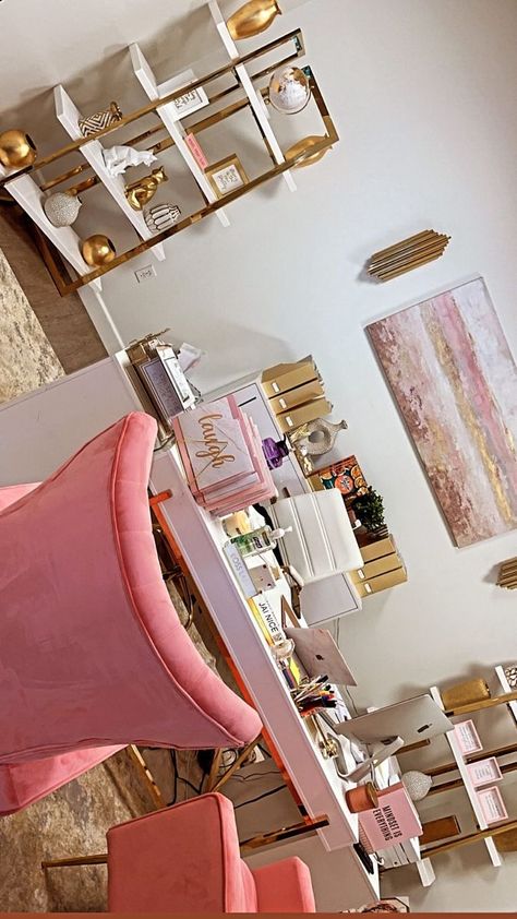 Pink Home Offices, Classy Office Decor, Chic Workspace, Office Space Decor, Glam Office, Girl Apartment Decor, Home Office Closet, Feminine Home Offices, Apartment Decorating Living