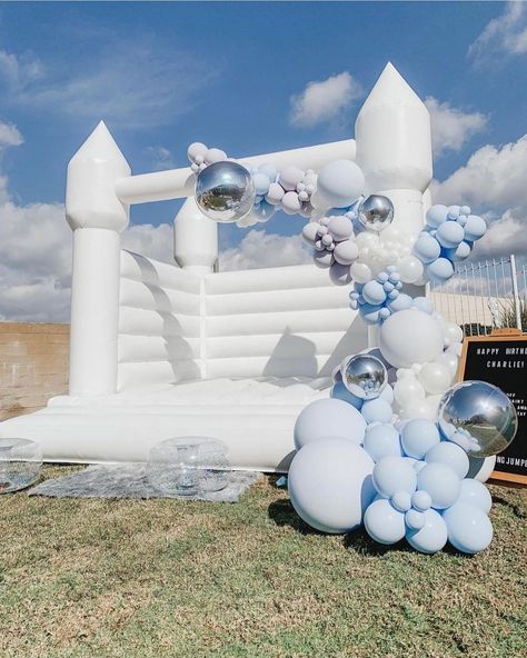 White Bounce House Rentals on Instagram: “Final photos from this gorgeous Frozen themed birthday party for Charlie! ❄️☃️🧊🤍 Super Mom: @amanda_stantonn Planner: @eventsbytalissa…” Wedding Bouncy Castle, Soft Play Business, Kids Bouncy Castle, Bounce Castle, Castle Bounce House, White Bounce House, Moon Bounce, Confetti Pattern, Bounce House Rentals