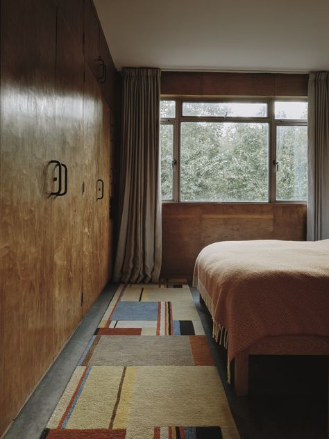 From the Bauhaus Master of Weaving department, 'Plate 120' hand tufted millspun wool, an original design, produced by Christopher Farr Editions. Seen here at the Isokon Building (courtesy of Tom Broughton, Cubitts), the first modernist flats in London, once home to Walter Gropius, Marcel Breuer and László Moholy-Nagy. Photographer Christopher Horwood. Bedroom Runner Rug Ideas, Bauhaus Bedroom, Christopher Farr, Woven Art, The Bauhaus, Single Bedroom, Modern Vintage Home, Textile Artist, Interior Rugs