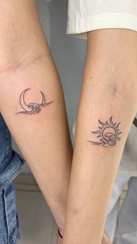 Tattoos Sisters Matching, Tattoos Sisters, Matching Bff Tattoos, Maching Tattoos, Best Friend Tattoo, Twin Tattoos, Small Matching Tattoos, Couple Matching Tattoo, Small Couple Tattoos