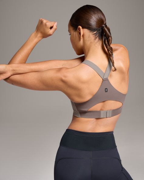 Encapsulated cups, fiddle-free straps and bonded fittings eliminate distraction. This is the ultimate high support bra for 100% focus | On Women's Endurance Bra in Cinder/Ash, Size: M D-DD. Road racing, high intensity workouts, tempo runs Running, Road Running, Trail Running, Competition. Performance Outdoor | Recycled Polyamide Running Competition, High Support Bra, Running Trail, Best Sports Bras, Maternity Activewear, Tennis Outfit, Running Bra, Support Bra, Free Sport