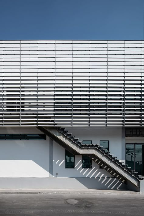 Gallery of Laemthong Corporation Factory / PHTAA Living Design - 30 Industrial Architecture Facade, Factory Facade Design, Louvers Design, Factory Facade, Industrial Facade, Mall Facade, Factory Architecture, Metal Facade, Facade Material