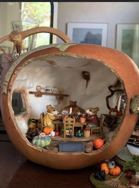 Pumpkin Dioramas, Fall Diorama, Pumpkin Dollhouse, Pumpkin Diorama, Pumpkin Fairy House, Stylish Bedroom Ideas, Art Decor Ideas, Starbucks Art, Halloween Fairy Garden