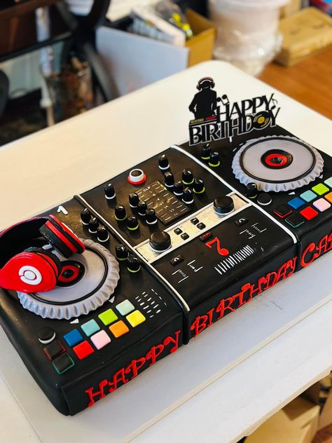 Dj Cake, Turntable Cake, Music Cakes, Karaoke Party, Funny Birthday Cakes, Sassy Nails, Birthday Cakes For Men, Themed Birthday Cakes, Dj Party