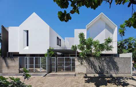 Facade Townhouse, Fasade House, Mezzanine House, Gable House, Modern Minimalist House, Nordic House, Camps Bay, Minimal Architecture, Building House