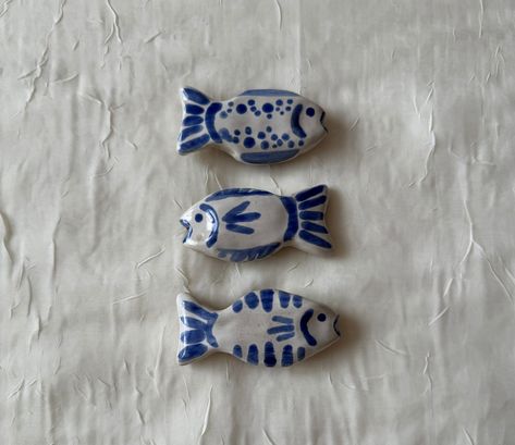 Fish Clay Magnet, Pottery Magnets Ceramics, Clay Fish Magnet, Airdry Clay Fridge Magnets Diy, Ceramic Art Simple, Airdryclay Magnet Ideas, Clay Wine Charms, Fish Ceramics Pottery, Pate Fimo Aesthetic