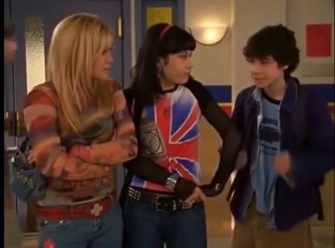 saved from YouTube Miranda Lizzie Mcguire, Lizzie Mcguire Aesthetic, Lizzie Mcguire Outfits, 2000’s Outfit, Y2k Fits, Aaron Carter, Early 2000s Fashion, 80s And 90s Fashion, Lizzie Mcguire