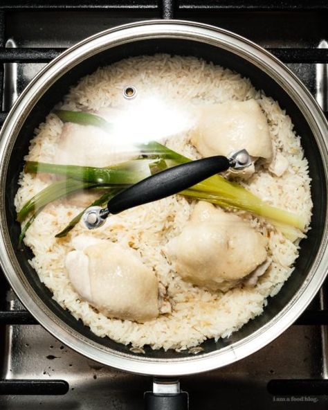 One Pot Chicken And Rice, Hainanese Chicken Rice, Chicken And Rice Recipe, Chicken And Rice Dishes, Seasoned Rice Recipes, Chicken Rice Recipes, Hainanese Chicken, Garlic Rice, Steamed Chicken