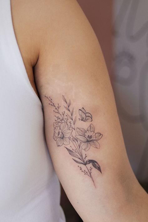 Daddodil Flower Tattoo, Narssicus Flower Tattoo, Fine Line Flower Tattoo With Name, Family Bouquet Tattoo Placement, Birth Flower Tattoos Ideas Families Arm, Delicate Flower Bouquet Tattoo, Floral Bouquet Tattoo Placement, Bouquet Of Flowers Tattoo Placement, Daffodil Tattoo Fine Line