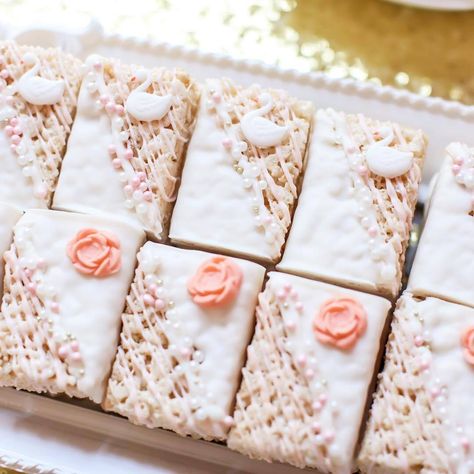 Foodie Growth on Instagram: “These classic rice krispy treats are delightful, light, and sophisticated to add to a dessert table for any type of event! If you have a…” Rice Krispie Decorating Ideas, Flower Rice Krispie Treats, Baby In Bloom Rice Krispies, Rice Krispie Treats Decorated, Decorated Rice Krispie Treats, Floral Dessert Table, Wedding Rice, Comunion Cake, Chocolate Rice Krispies