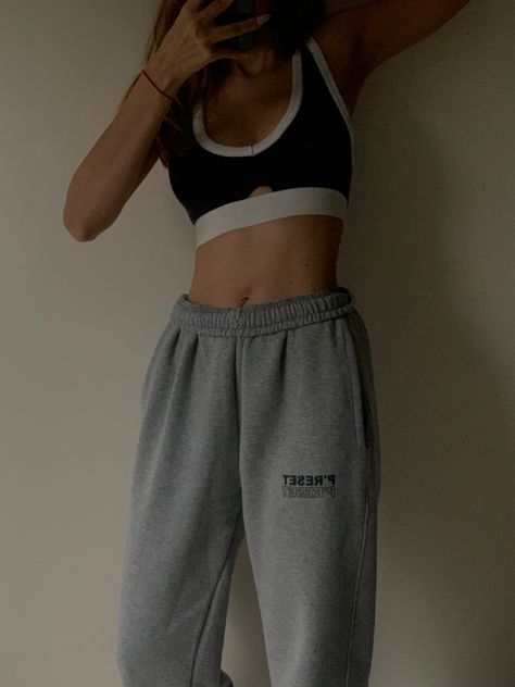 Bra And Sweatpants Outfit, Compression Shirt And Sweatpants, Grey Sweatpants Aesthetic, Sweatpants And Sports Bra Outfit, Sweatpants And Crop Top Outfits, Bra And Sweatpants, Girl Sweatpants Outfit, Tight Shirt Outfit, Baggy Outfits Girl