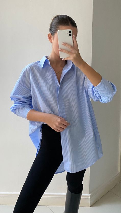 Boyfriend Shirt Outfits, Looks Com Short, Oversized Shirt Outfit, Blue Shirt Women, Looks Street Style, Boyfriend Shirt, Mode Inspo, Blue Outfit, Inspiration Mode