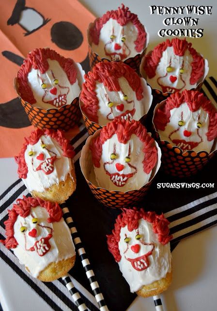 Pennywise Clown Cookies and Cookie Pops Clown Cookies, Circus Cake Pops, Halloween Munchies, Scary Birthday, Halloween Bakery, Madeleine Cookies, Clown Cupcakes, Creative Sweets, Halloween Dessert Table