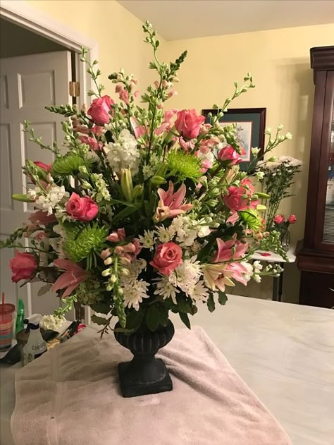 Flower vase, vase arrangement, home decor. Blomme Rangskikkings, Gladiolus Arrangements, Beautiful Flower Vase, Alter Flowers, Casket Flowers, Gravesite Decorations, Rose Flower Arrangements, Large Floral Arrangements, Spring Flower Arrangements