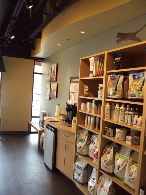 Veterinary retail build-in display area and refreshment station by #BlueFrog Design-Build Firm Veterinary Retail Display, Vet Clinic Ideas, Vet Reception, Future Hospital, Animals Sanctuary, Refreshment Station, Vet Design, Vet Office Decor, Pet Store Display