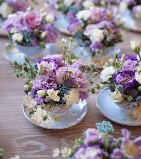 Lavender Arrangement Simple, Purple Flower Centerpieces, Lilac Wedding Flowers, Lavender Centerpieces, Summer Lavender, Table Arrangements Wedding, Purple Table, Tafel Decor, Lilac Wedding